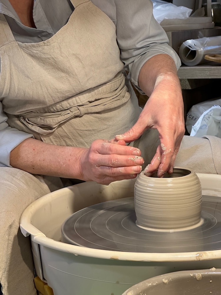 Façonner une pièce - tournage du grès