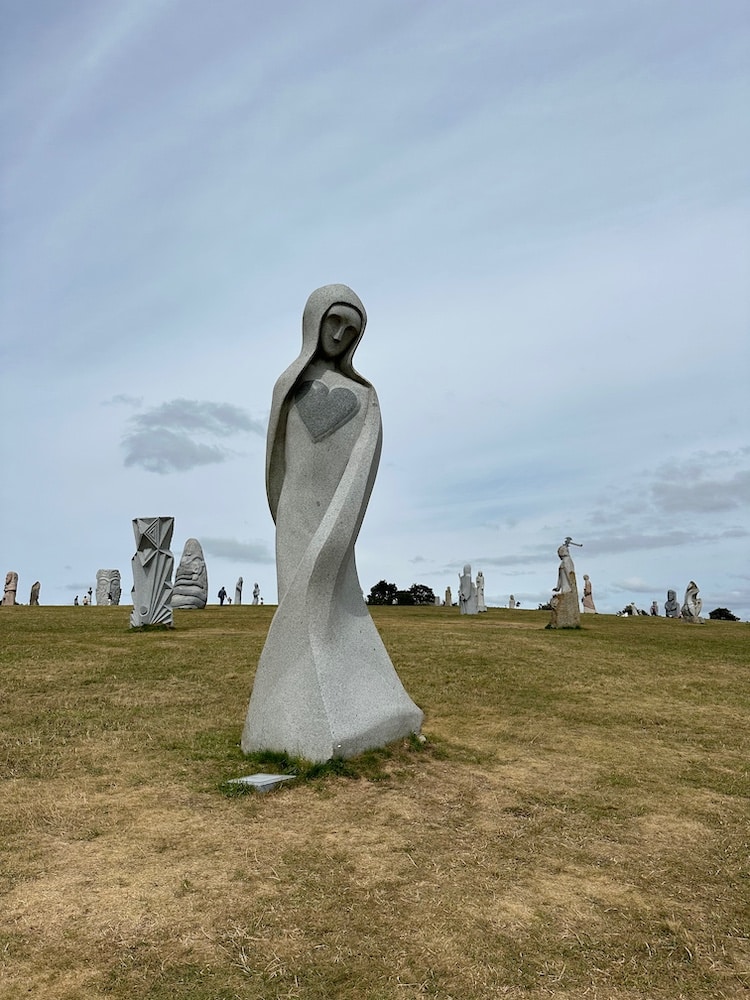 Idée de visite dans les Côtes d'Armor : La Vallée des Saints à Carnoët