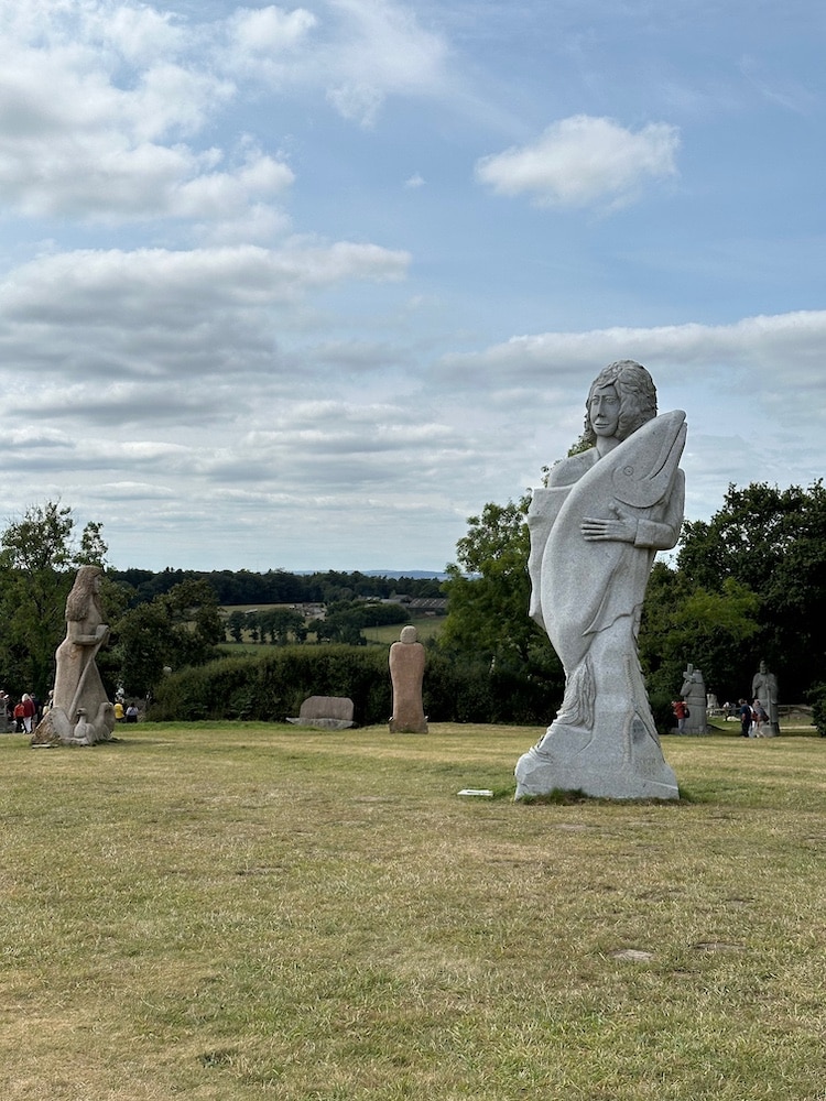 Les statues de granit de Bretagne
