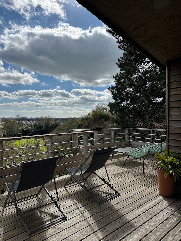 La terrasse panoramique de la cabane Sépale