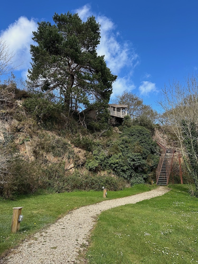 Les cabanes à flanc de falaise de Pont-Aven