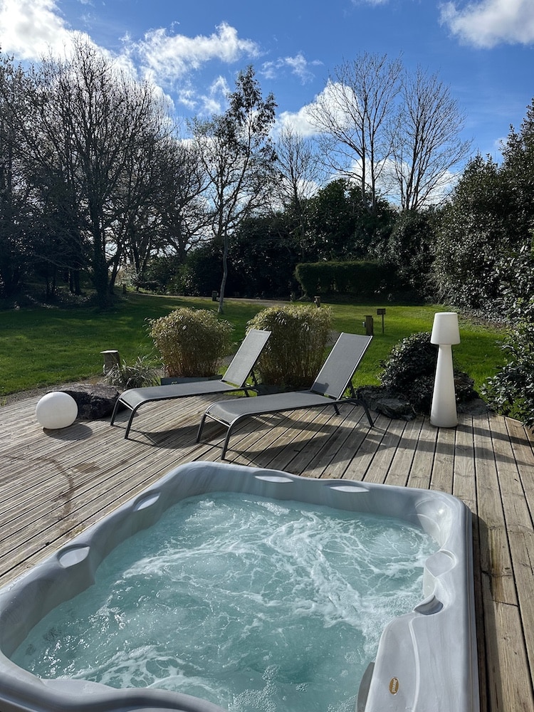 Le jacuzzi et sa terrasse